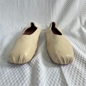Archivepke bone/beige square to pleated toe buttery leather ballet flats
